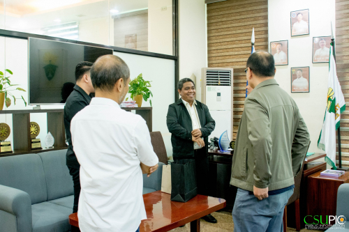 RD Cuñado pays courtesy visit to prexy Daguil; awards plaque of appreciation