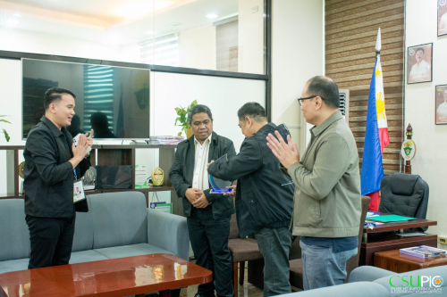 RD Cuñado pays courtesy visit to prexy Daguil; awards plaque of appreciation