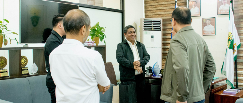 RD Cuñado pays courtesy visit to prexy Daguil; awards plaque of appreciation