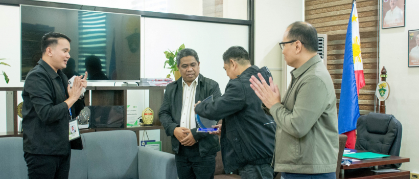 RD Cuñado pays courtesy visit to prexy Daguil; awards plaque of appreciation